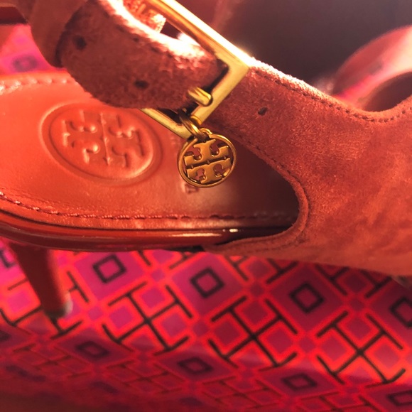 Tory Burch Ashton Leather Slingback Stiletto Pump. - Picture 3 of 6